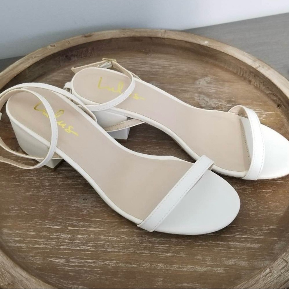 Lulu’s Women’s White 2” Heel Sandals Size 7